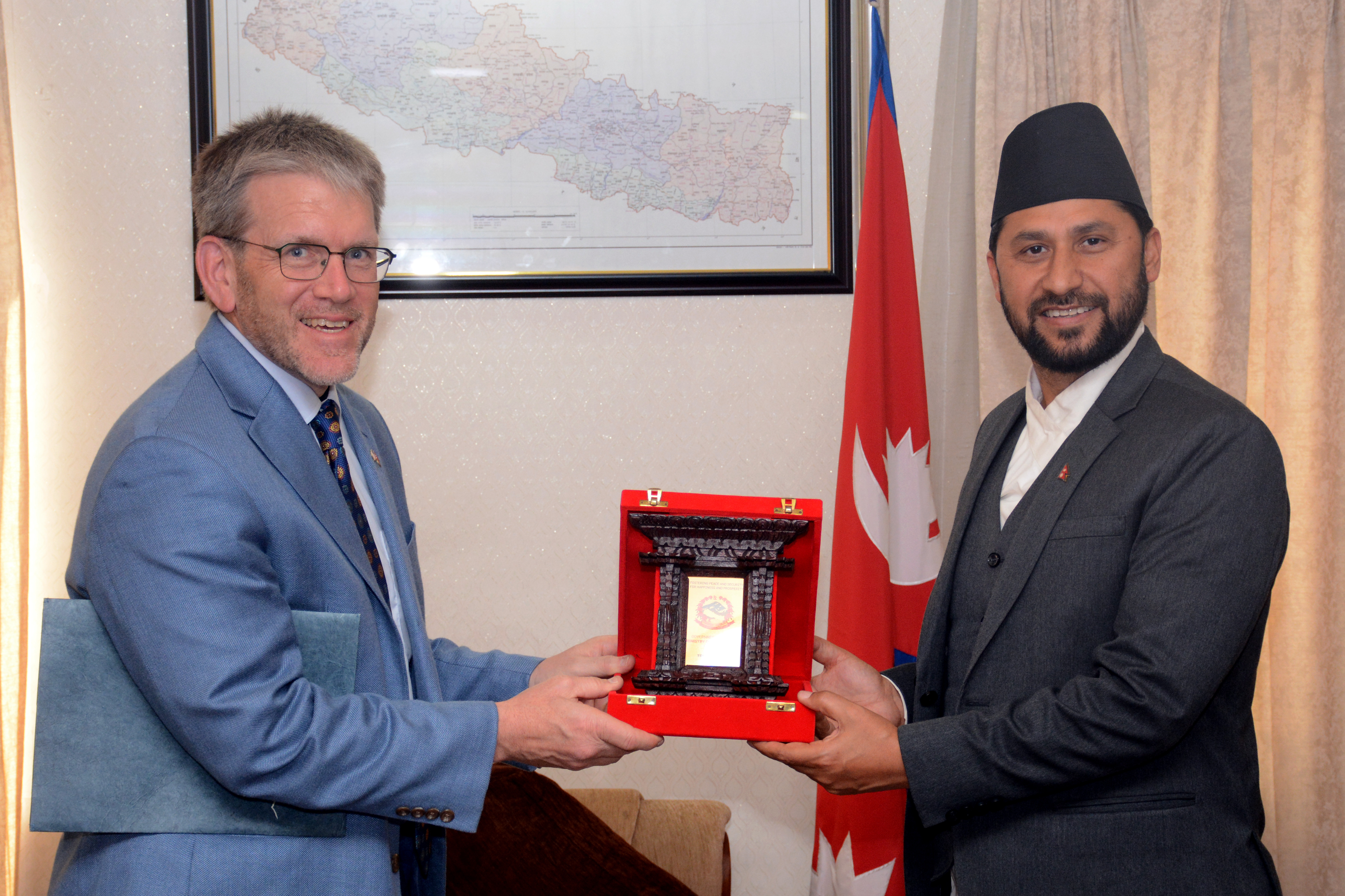 मा.उपप्रधानमन्त्री एवम् गृह मन्त्रीज्यूसँग भेट गर्नुहुँदै नेपालका लागि अमेरिकी राजदूत डिन थम्प्सन फागुन २७, २०८०